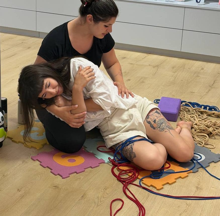 Pratique guidée lors d'un atelier shibari